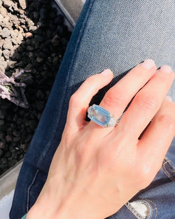 Bague or gris ornée d'une aigue marine et diamants - Castafiore