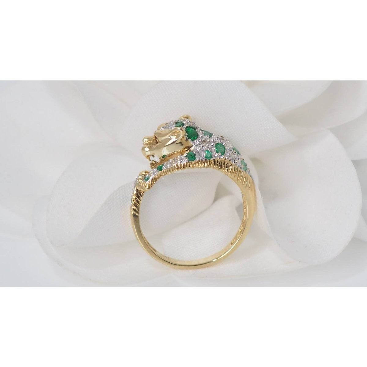 Bague panthère en or jaune, émeraudes et diamants - Castafiore