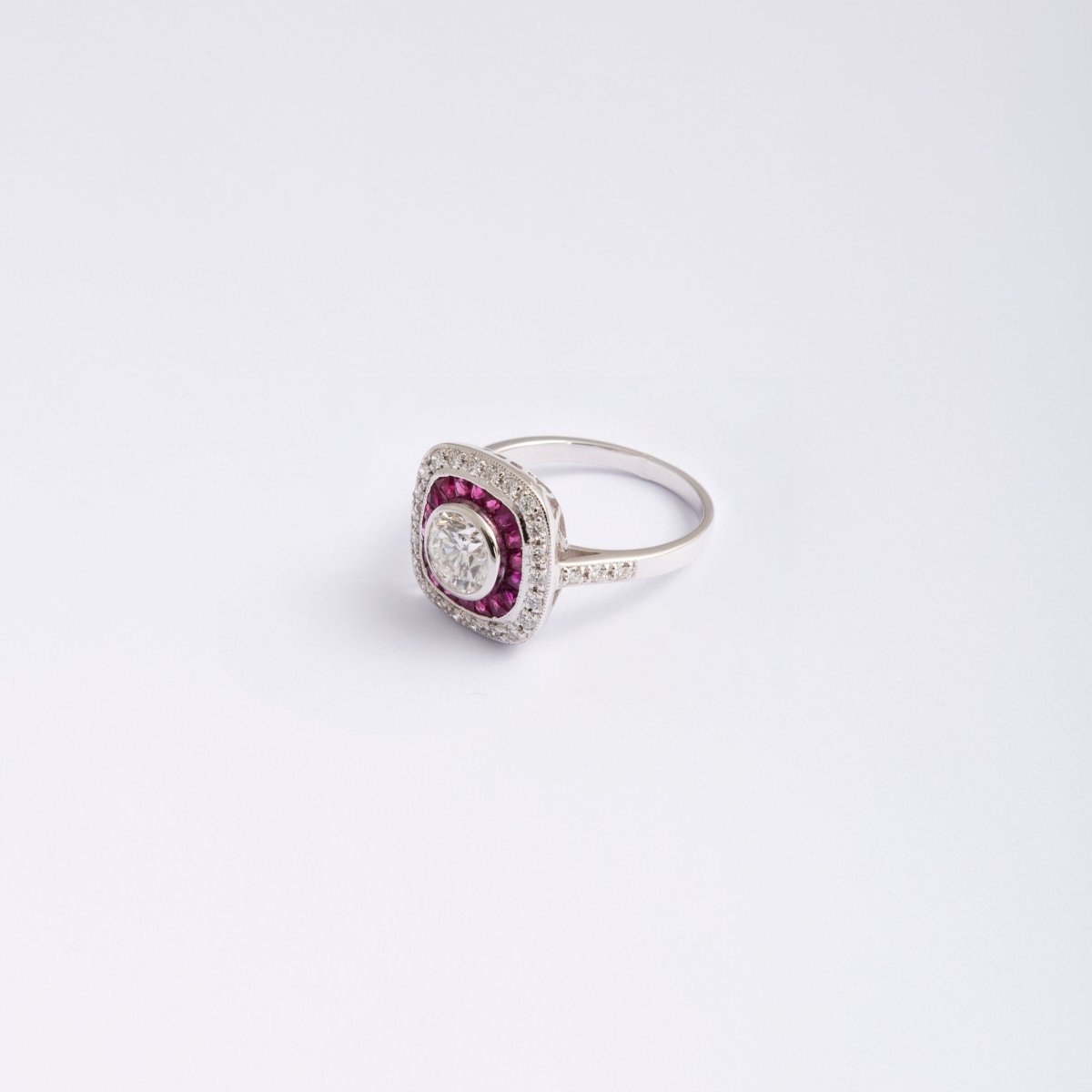 Bague Pavée en or blanc et en diamants et rubis - Castafiore