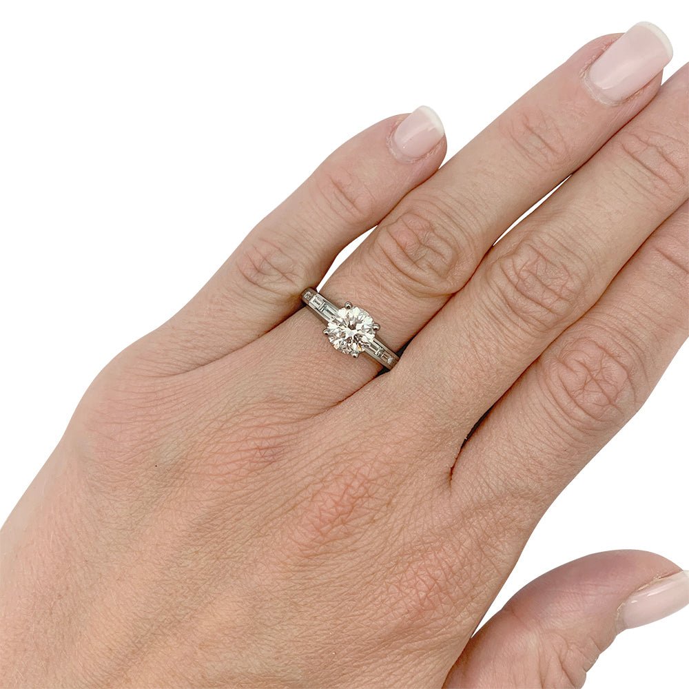 Bague solitaire accompagné diamants baguette - Castafiore