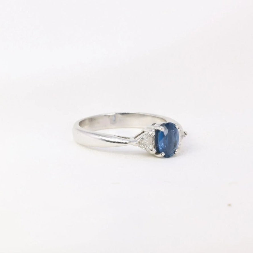 Bague trilogie en or, saphir ovale et diamants troïdia - Castafiore