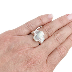 Bague VAN CLEEF & ARPELS modèle "Pure Alhambra" en or blanc, nacre grise - Castafiore