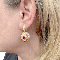 Boucles d'oreille Boucheron, "Jeanne", or rose, diamants, saphirs roses et rubis. - Castafiore