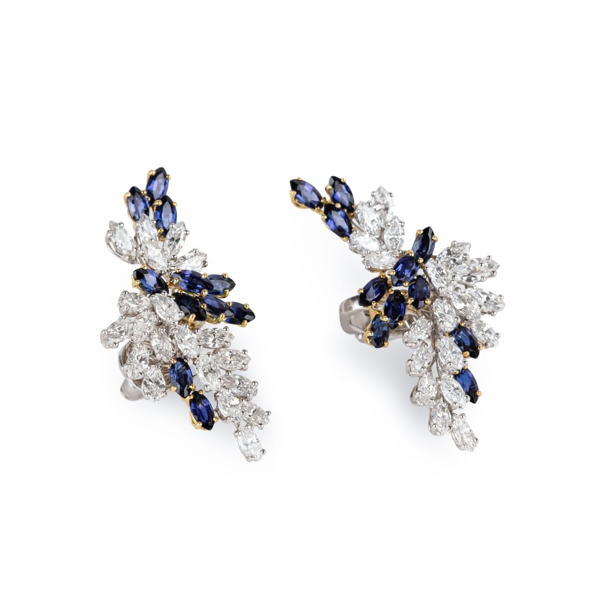 Boucles d'oreilles CHAUMET en platine, or blanc, diamants et saphirs - Castafiore