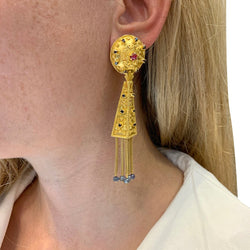 Boucles d'oreilles pendantes en or jaune, rubis et saphirs - Castafiore