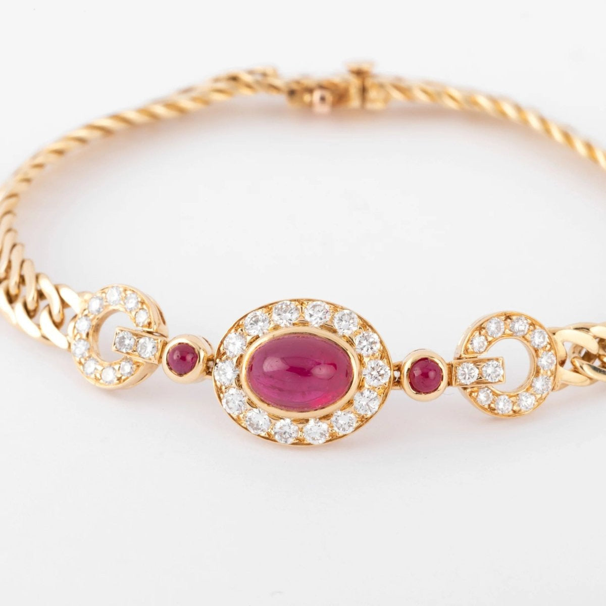 Bracelet en or jaune et diamant ,rubis cabochon de la maison Van Cleef and Arpels - Castafiore