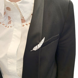 Broche CHAUMET "Plume" en or blanc et diamants - Castafiore