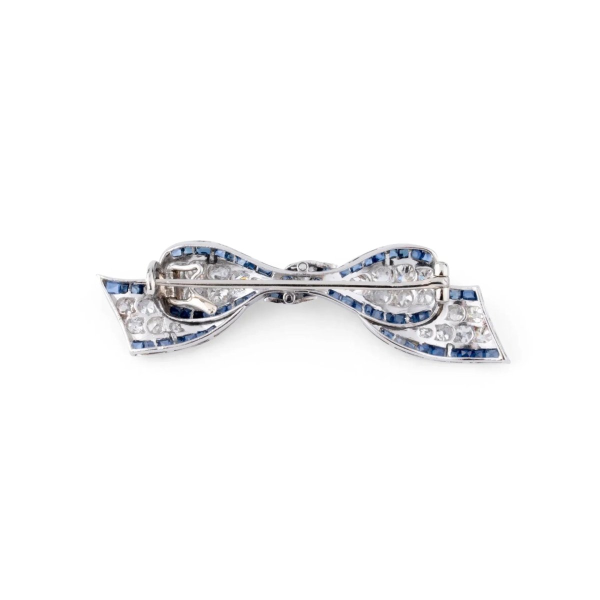 Broche nœud en platine Art Déco en diamant et saphirs calibrés - Castafiore