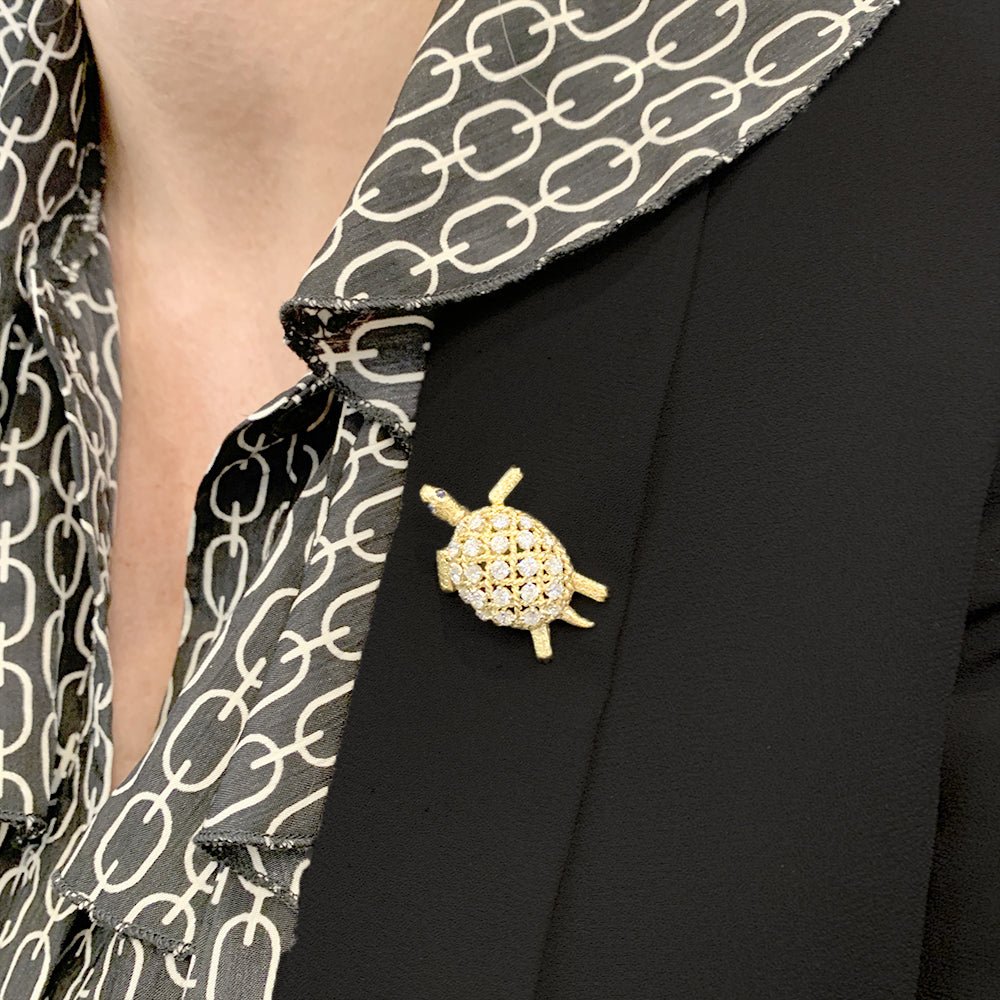 BrocheCARTIER "Tortue", or jaune et diamants. - Castafiore