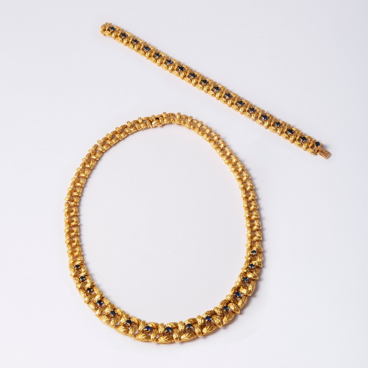 Collier MAUBOUSSIN en or jaune et saphirs - Castafiore