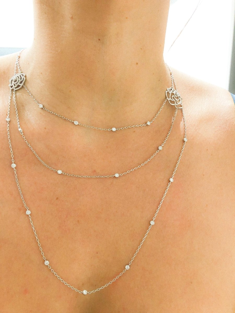 Collier or gris et motifs en fleurs en diamant - Castafiore
