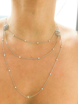 Collier or gris et motifs en fleurs en diamant - Castafiore