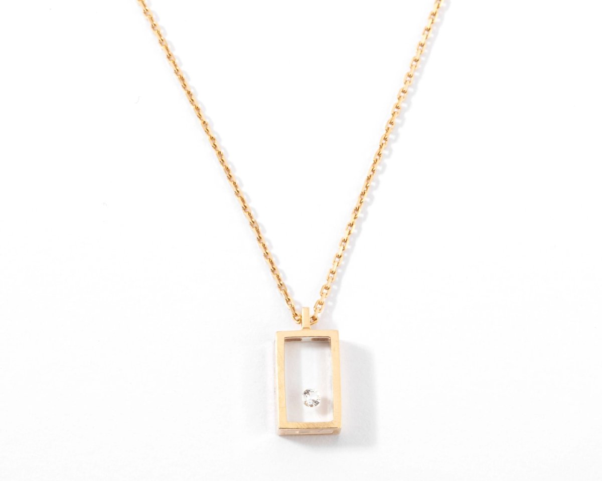 Collier or jaune et diamant sur plexisglass du créateur Pascal Morabito modèle cube - Castafiore