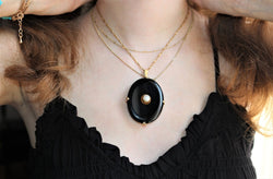 Collier Pendentif en or jaune et en onyx et perles - Castafiore