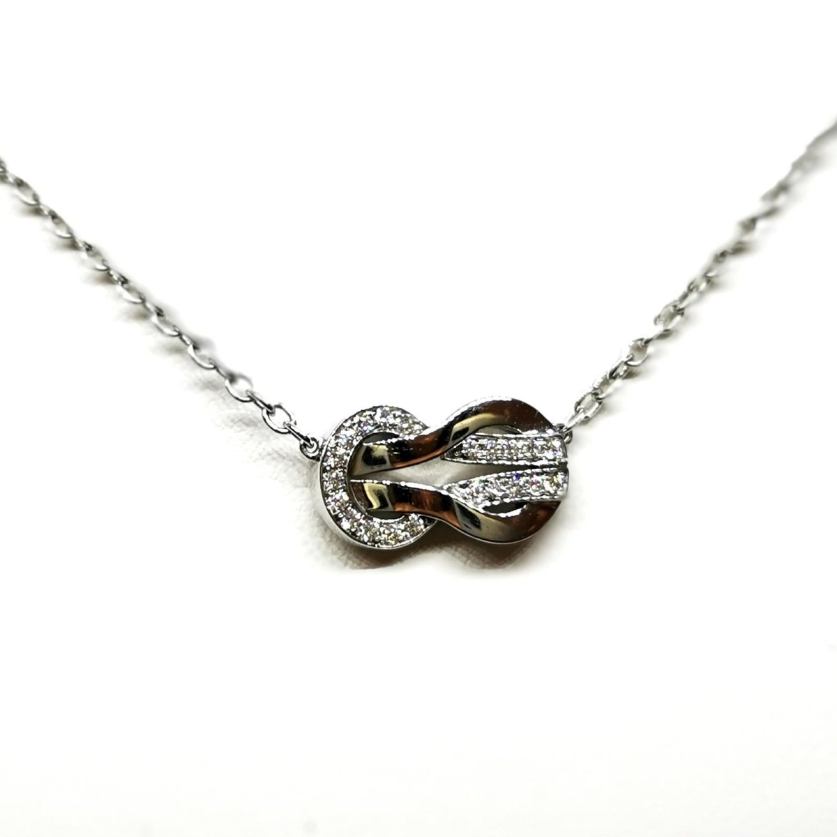 Collier Pendentif FRED Chance infinie, en or blanc et diamants - Castafiore