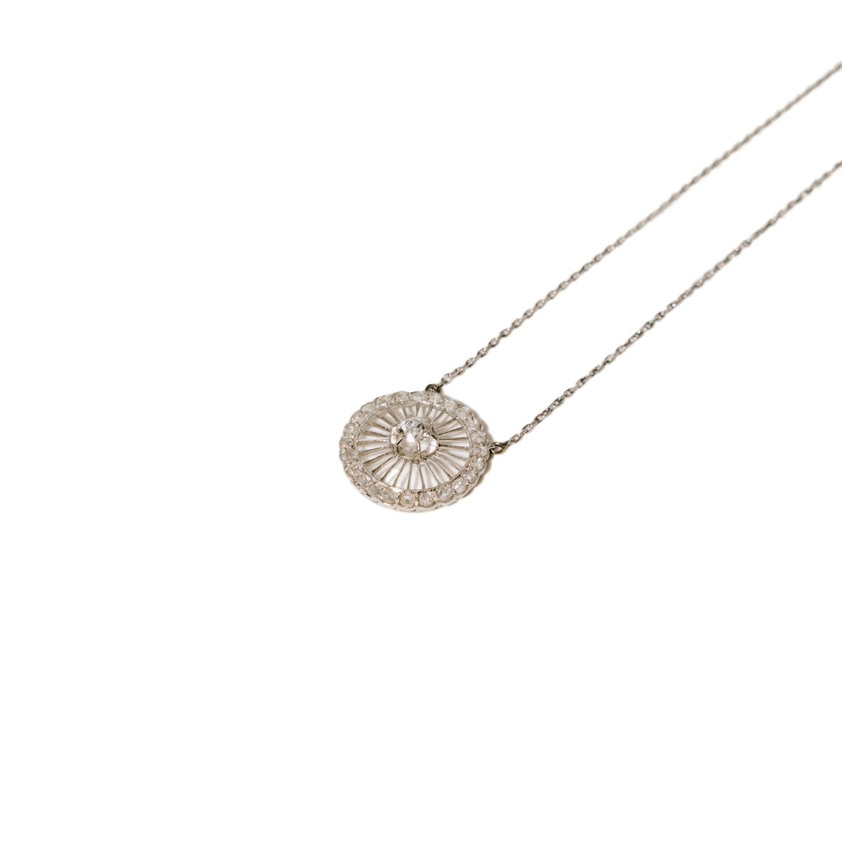 Collier Pendentif rond en platine et diamants - Castafiore