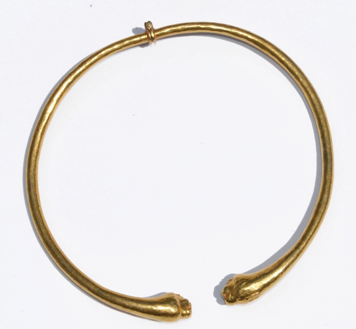 Collier torque de la maison Zolotas en or jaune martelé - Castafiore