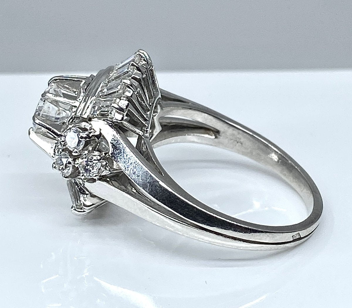 Magnifique bague en platine en diamants baguettes et diamants ronds . - Castafiore