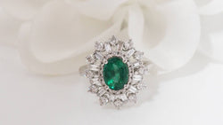 Bague entourage en or blanc, émeraude ovale et diamants