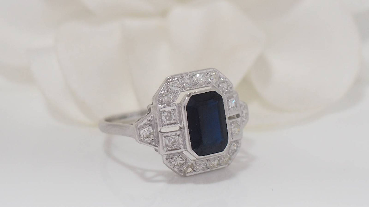 Bague en platine, saphir et diamants