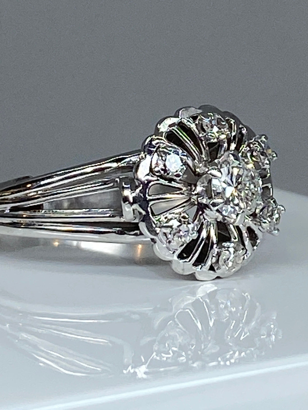Bague ronde en or 18 carats marguerite sertie de 7 diamants de taille brillant