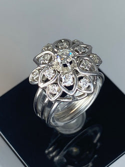 Bague en platine marguerite sertie de diamants
