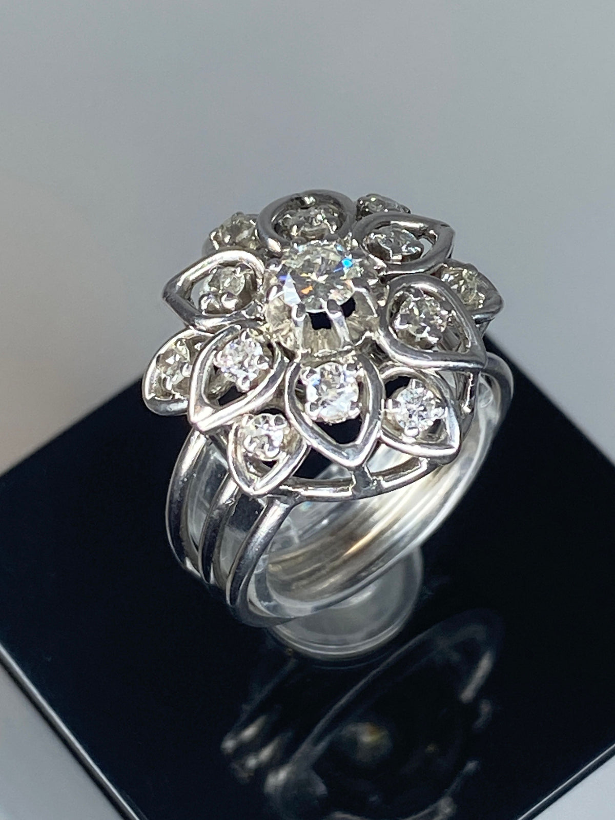 Bague en platine marguerite sertie de diamants