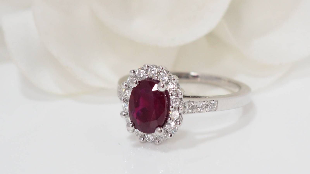 Bague entourage en or blanc, rubis et diamants
