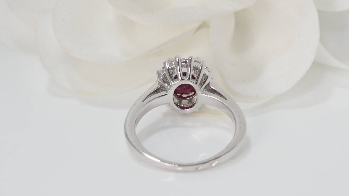 Bague entourage en or blanc, rubis et diamants
