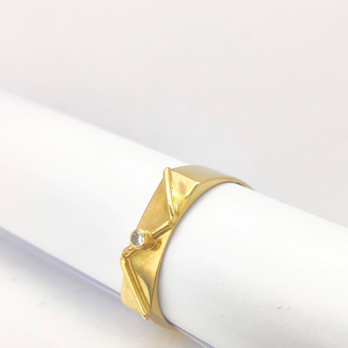 Bague géométrique en or jaune et diamant