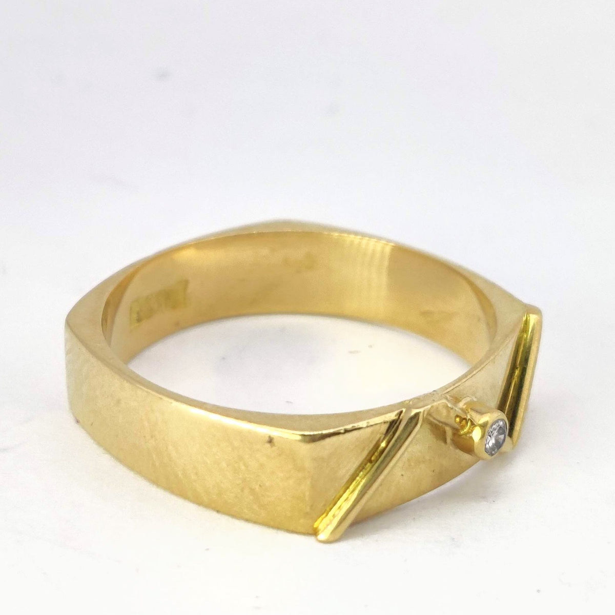 Bague géométrique en or jaune et diamant
