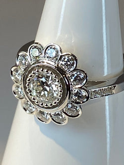 Bague marguerite en or 18 carats ornée de diamants de taille brillant