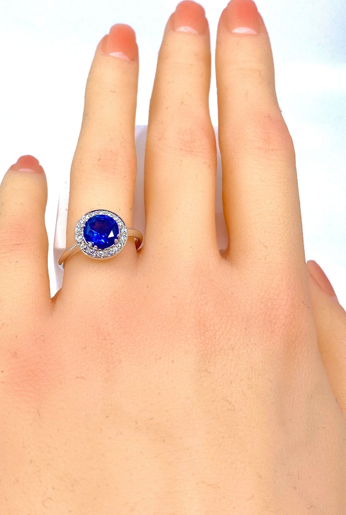 Bague de fiançailles en or blanc 18 carats en saphir et diamants