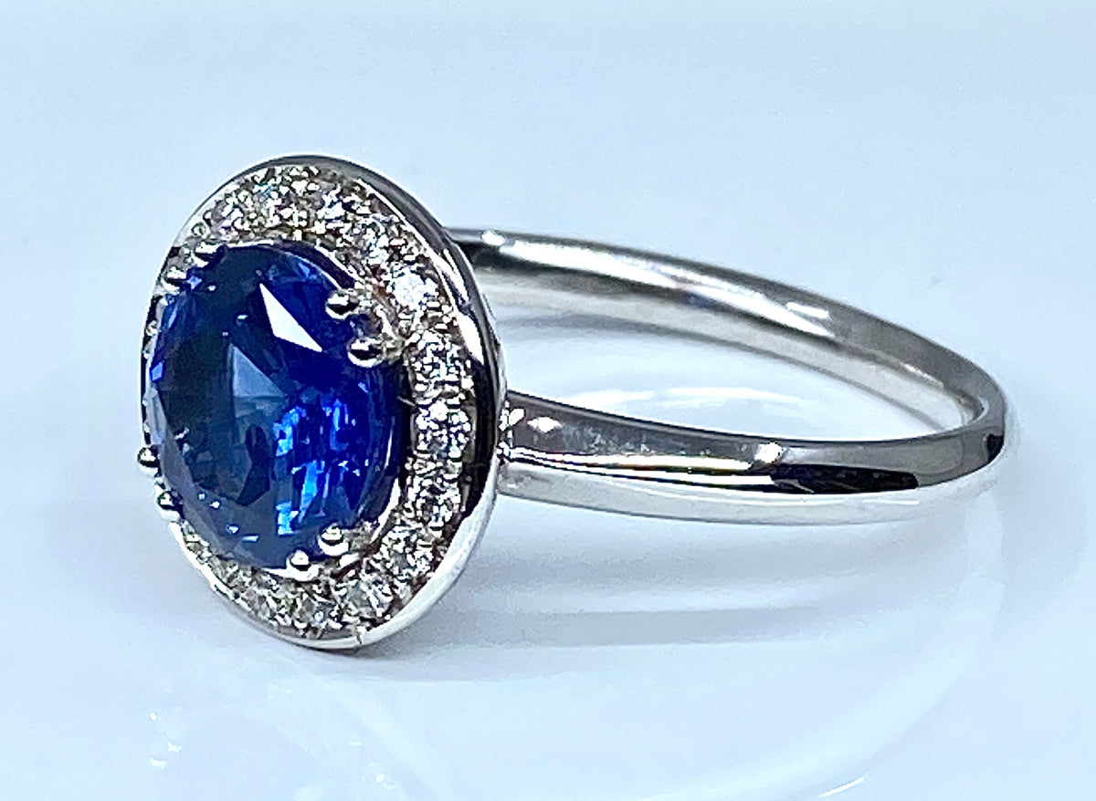 Bague de fiançailles en or blanc 18 carats en saphir et diamants
