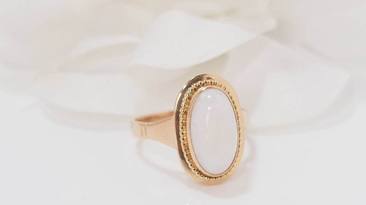 Bague en or rose et Opale