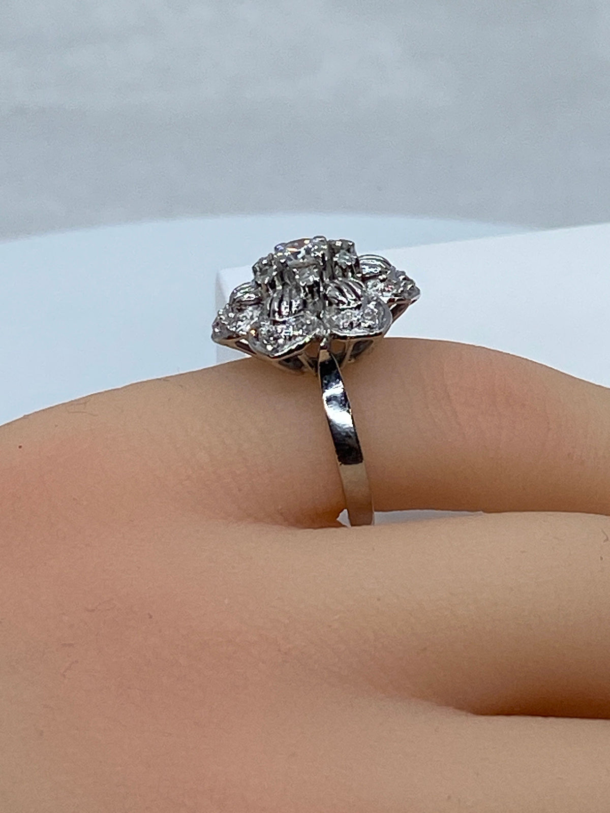 Bague en or 18 carats «  Marguerite à six pétales »sertie de diamants
