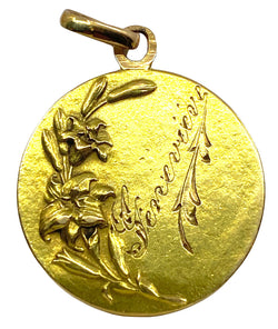 Médaille en or 18 carats représentant une sainte en prière