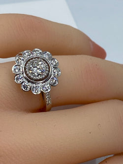 Bague marguerite en or 18 carats ornée de diamants de taille brillant
