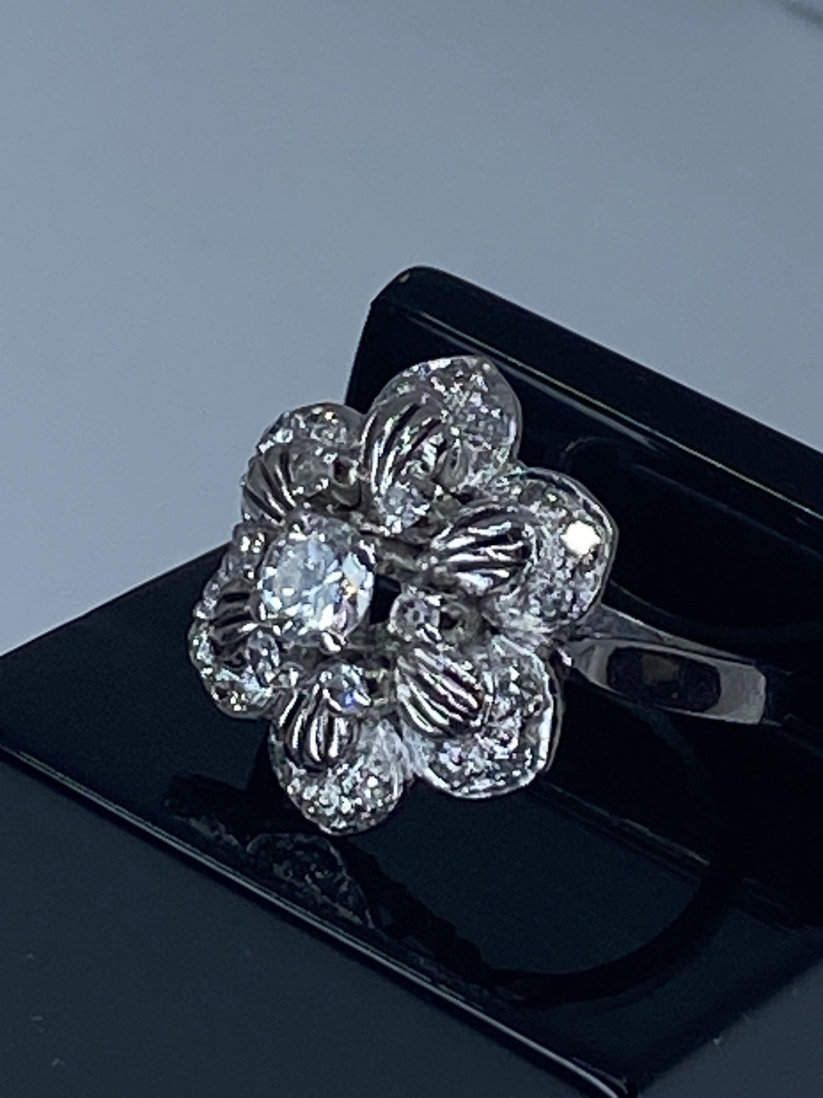 Bague en or 18 carats «  Marguerite à six pétales »sertie de diamants