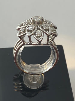 Bague en platine marguerite sertie de diamants