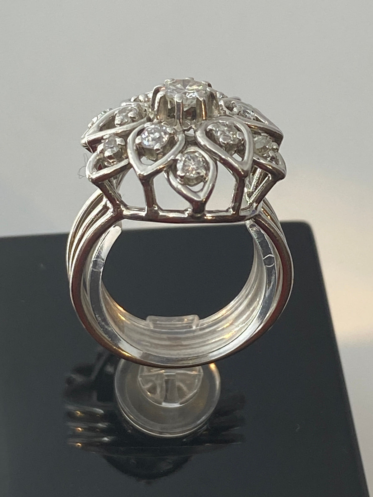 Bague en platine marguerite sertie de diamants