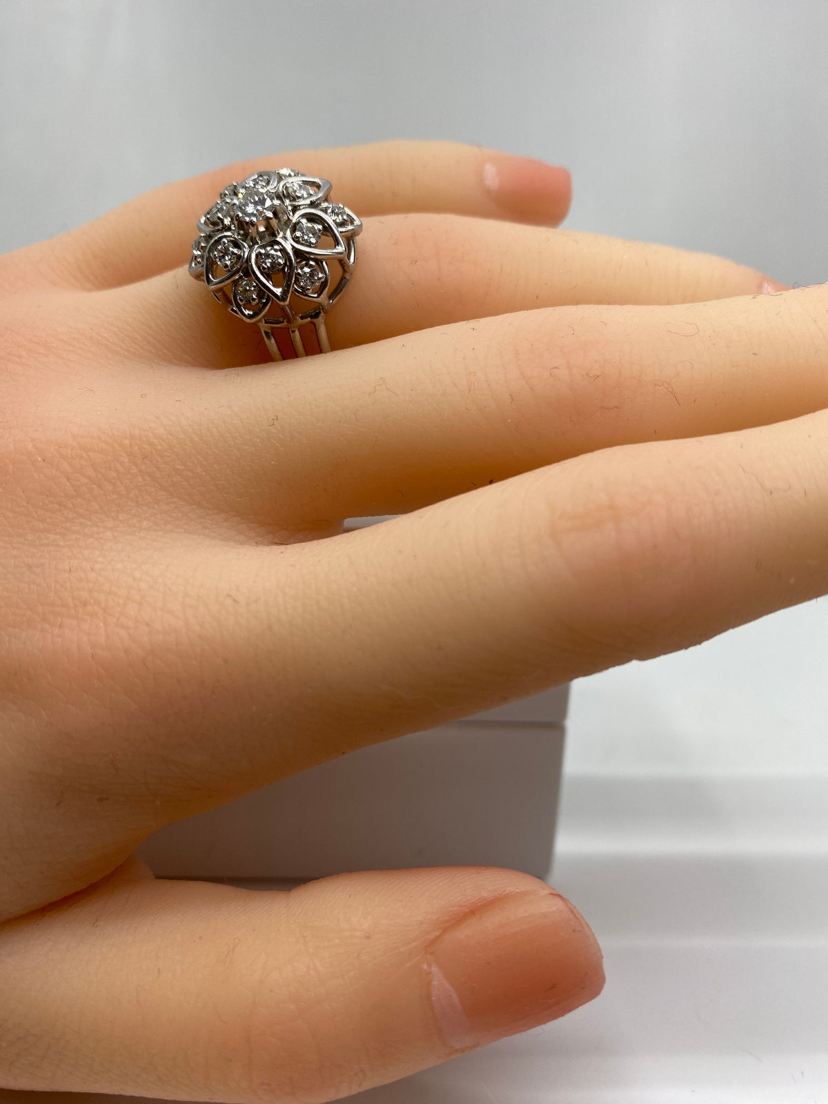 Bague en platine marguerite sertie de diamants