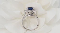 Bague entourage en or blanc, saphir et diamants