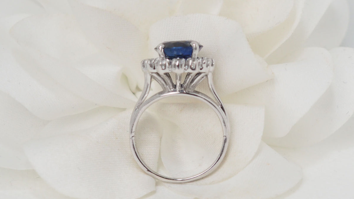 Bague entourage en or blanc, saphir et diamants