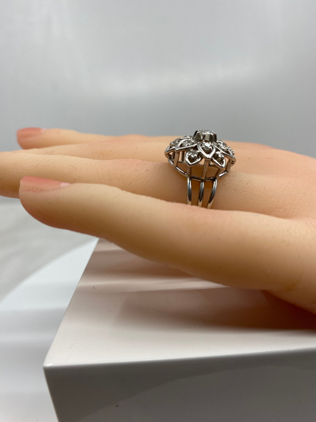 Bague en platine marguerite sertie de diamants
