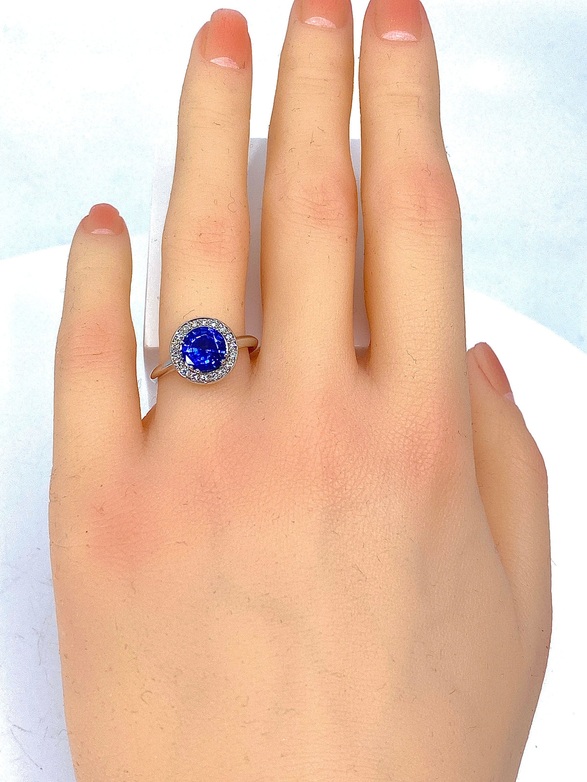 Bague de fiançailles en or blanc 18 carats en saphir et diamants