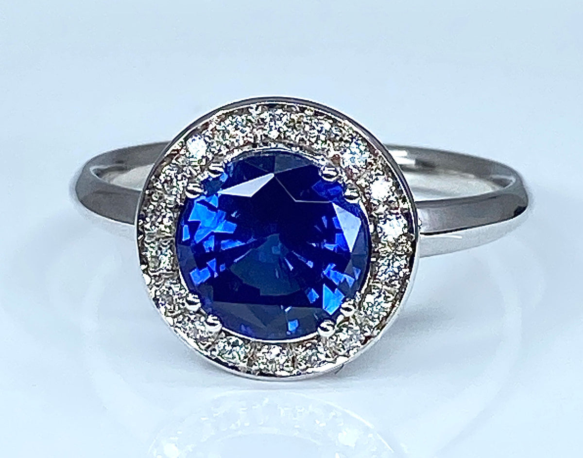Bague de fiançailles en or blanc 18 carats en saphir et diamants
