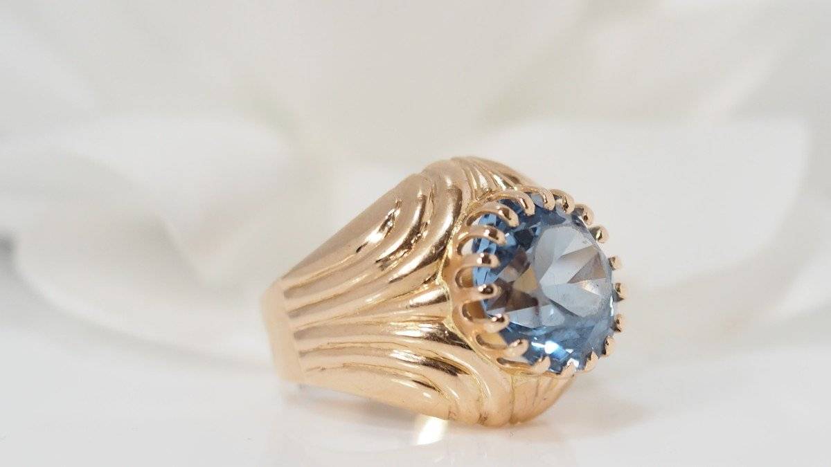 Bague en or jaune et topaze bleue
