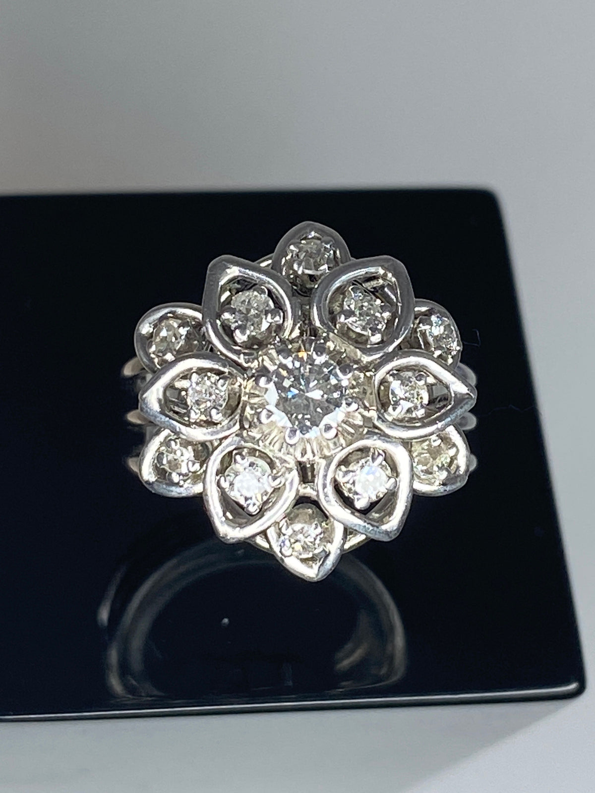 Bague en platine marguerite sertie de diamants