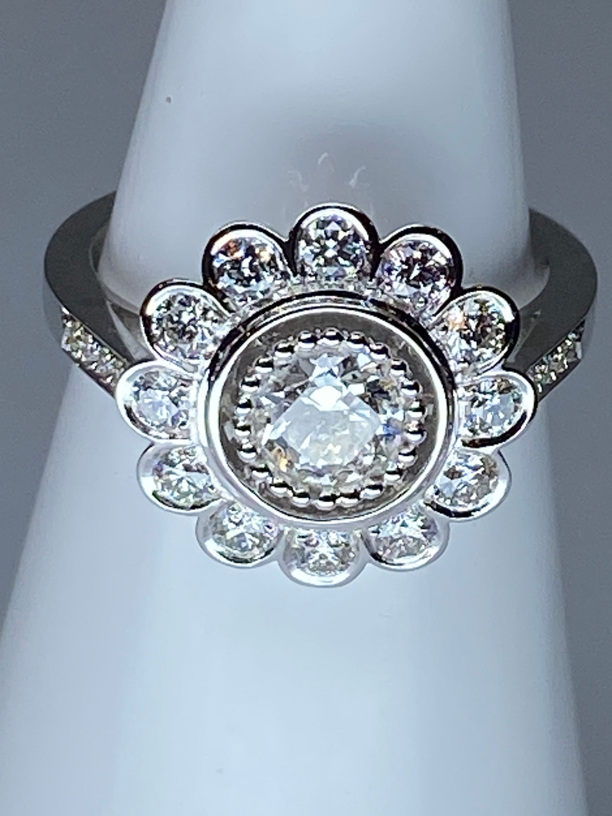 Bague marguerite en or 18 carats ornée de diamants de taille brillant